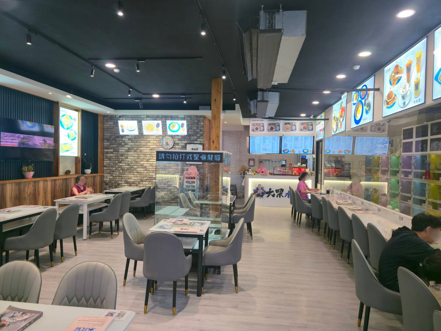 大眾水龍貓店內龍貓展示區與吧台